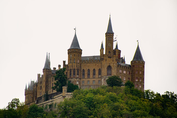 Burg Hohenzollern, Schloss Hohenzollern auf Berggipfel, Deutschland. Ein berühmtes Wahrzeichen in der Nähe von Stuttgart auf der schwäbischen Alb. Blick auf die Burg Hohenzollern