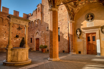 intérieure d'une cours avec puit d'une villa de la ville de Sienna