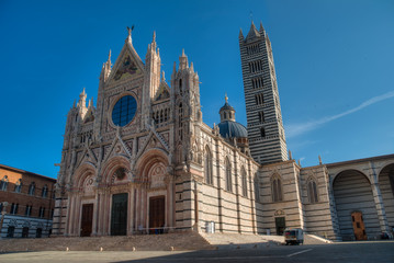 Fototapeta na wymiar cathédrale de Sienne au lever du soleil