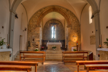 Fototapeta na wymiar intérieure chapelle sur la place médiévale du centre historique de Monteriggiioni en Toscane Italie