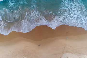 Fotobehang Keuken Luchtfoto zandstrand en beukende golven op zandkust Prachtige tropische zee in de ochtend zomerseizoen beeld door Luchtfoto drone shot, hoge hoekmening Top down.