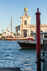 Fototapeta na wymiar Venezia, Canal Grande. Vaporetto in transito con la Doganada mar e Le Zitelle