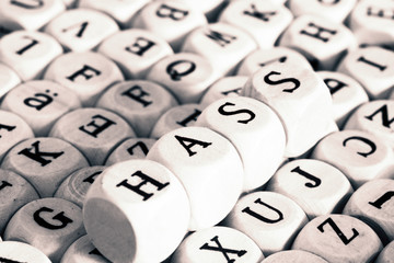 Hass und Buchstaben im Hintergrund