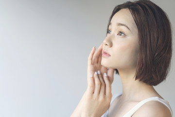 女性の美容イメージ　スキンケア　ボディケア　エステサロン　脱毛サロン　
※風俗産業、ポルノ、アダルト、出会い系コンテンツでの使用は規約により禁止されております。ご注意ください。