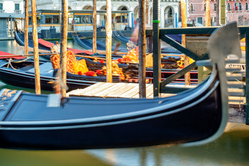 Fototapeta na wymiar Venezia. Gondole allo stazio di Rialto sul Canal Grande