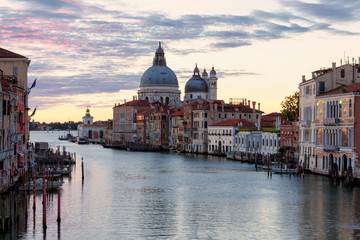 Naklejka premium Venezia. Canal Grande con la Salute e Punta della Dogana all'alba dal Ponte dell'Accademia.