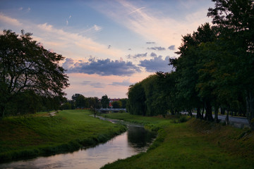 Obraz premium widok na rzekę z mostu na Oławę o wschodzie