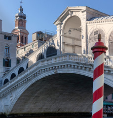 Venezia. Facciata posteriore del Ponte di Rialto all'alba.