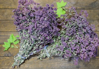 Obraz premium bunch of lavender on a wooden background