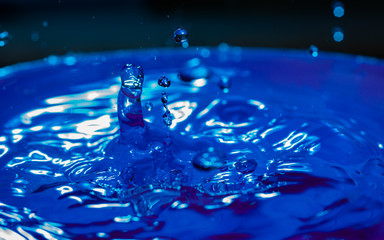 Gotas de agua congeladas en fondo azul