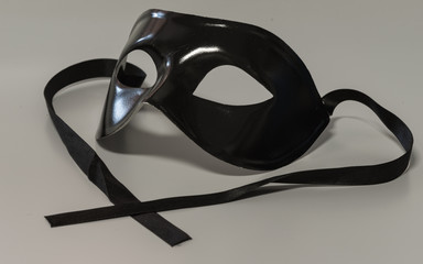 Antifaz veneciano negro con corazón