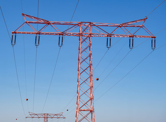 Roter Strommast auf blauen Hintergrund