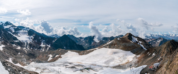 Bergpanorama auf dem Stubai Gletscher in Österreich - 373248520