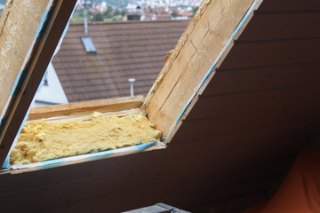 Neue Dachfenster bei Hausrenovierung