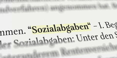 Sozialabgaben im Buch mit Textmarker markiert