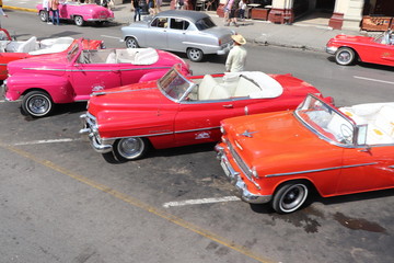 キューバのハバナ、旧市街の観光タクシー