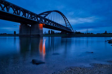 Fototapeta na wymiar Eisenbahnbrücke zwischen Düsseldorf und Neuss