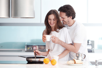 Obraz na płótnie Canvas Couple cooking breakfast
