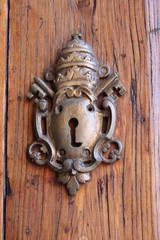 キューバのハバナ、旧市街、植民地、昔からの古い伝統的な家屋のドアの鍵穴とノッカー