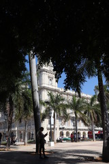 キューバのハバナのフラテルニダー公園から官庁を望む