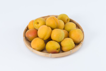 カゴに入ったプラム