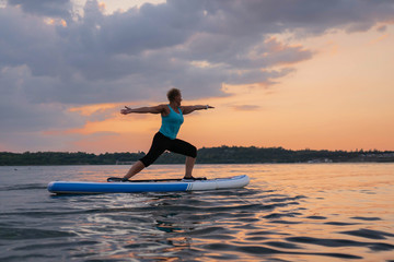 SUP Yoga im Sonnenuntergang