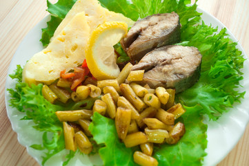 Fried fish with vegetable garnish
