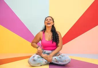 Poster jonge vrouw in een yoga pose in een kleurrijke kamer © katiekk2