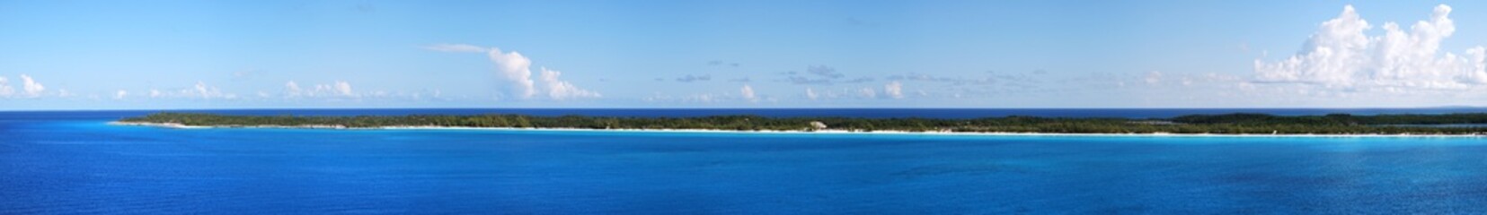 Fototapeta na wymiar Bahamas Uninhabited Tourist Island Panorama