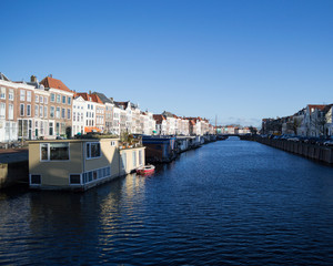 Obraz premium Canal Houses and Houseboats in Traditional Dutch Seaside Town Vlissingen, Zeeland, Netherlands