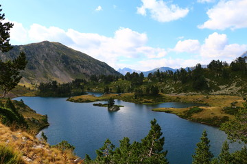 Vue sur le lac du milieu du Bastan (r&eacute;serve naturelle de N&eacute;ouvielle)