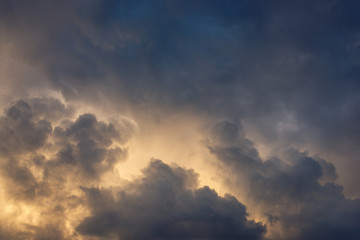 Obraz premium Dramatic dark rainy clouds hiding sun in the evening before the hurricane