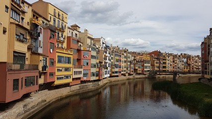 Fototapeta na wymiar River in Girona Spain House front
