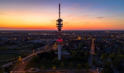 Obraz premium Antenna tower in city sunset