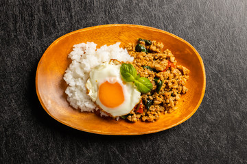 ガパオライス　タイ料理　 Phad Bai Gaprao Gai Sap Thai dish