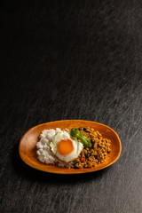 ガパオライス　タイ料理　 Phad Bai Gaprao Gai Sap Thai dish
