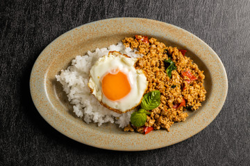 ガパオライス　タイ料理　 Phad Bai Gaprao Gai Sap Thai dish