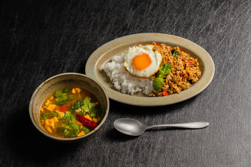 ガパオライス　タイ料理　 Phad Bai Gaprao Gai Sap Thai dish