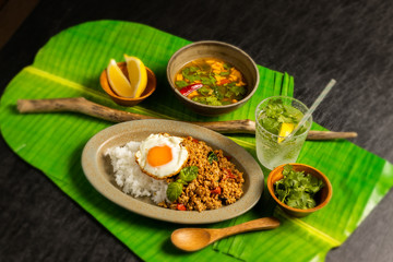 ガパオライス　タイ料理　 Phad Bai Gaprao Gai Sap Thai dish