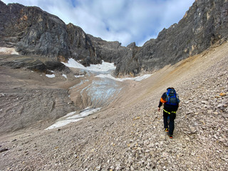 Tour to the highest mountain in Germany with the glacier field in front