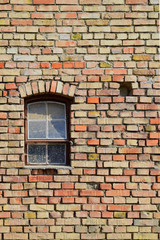 Backsteinmauer mit Fenster