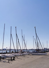 Segelboote, Hafen, Altefähr, Rügen; blauer Himmel