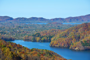 紅葉に染まる裏磐梯の山々と、小野川湖と桧原湖に挟まれた高原