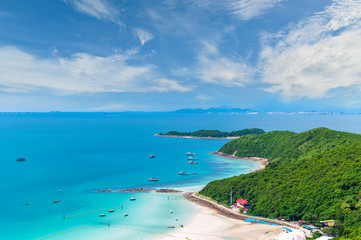 Obraz premium Tropical white sand beach and sea at Tawaen Beach on larn island, Pattaya City, Chonburi, Thailand