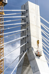 Bauarbeiter hängt an einem Seil. Baukran, Baustelle, Sicherheit und Gefahren auf einer Baustelle....