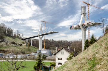 Hängebrücke im Bau. Poya Brücke in Freiburg, Schweiz. Baustelle, Brückenbau, Architektur.
