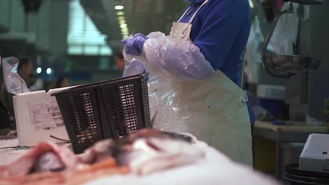 Pescadero saca el marisco de la bolsa en un mercado