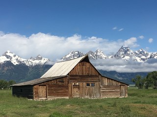 Fototapeta na wymiar Log Cabin/Barn in Mountains (small)