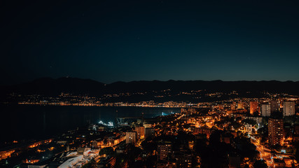 Stadtpanorama bei Nacht