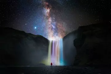 Fotobehang Kleurrijke waterval met melkweg © quickshooting